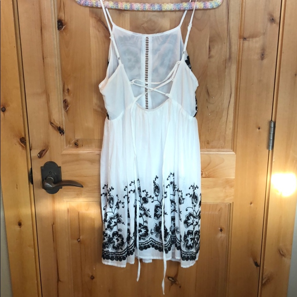 Black and White Floral Lace Dress - Picture 5 of 7
